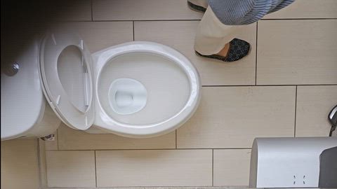 amateur ass pee peeing pissing spy spy cam toilet clip