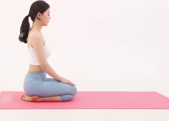 Ah Young - Sexy Korean Girl in Yoga Pants Demonstrating