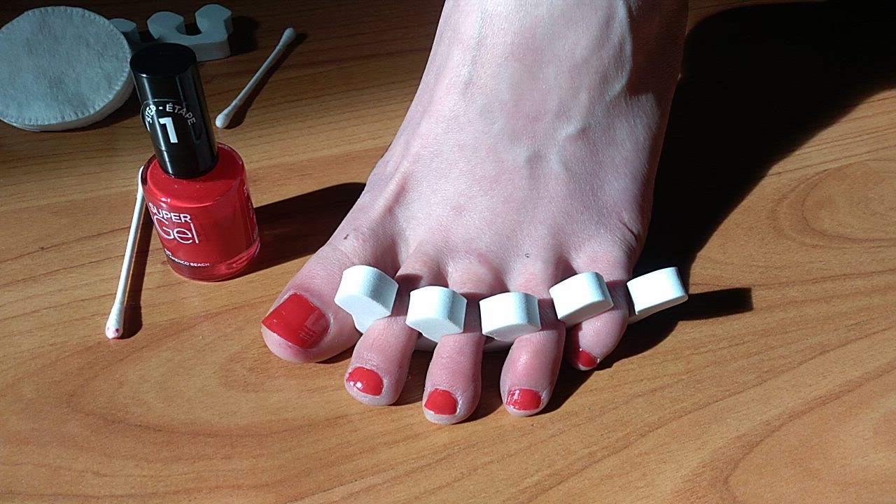 +++ RED NAILS AND MORE... IF YOU ARE A FEET LOVER, ON MY FREE ONLYFANS THERE IS A