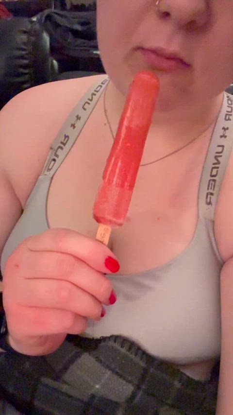 Strawberry popsicles are my favorite 🤤