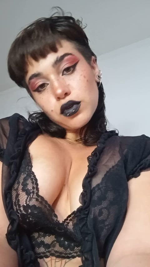 Goth girl looking for fun