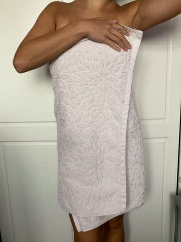 Who’s missed me? Thoughts on my towel drop? First pussy peak