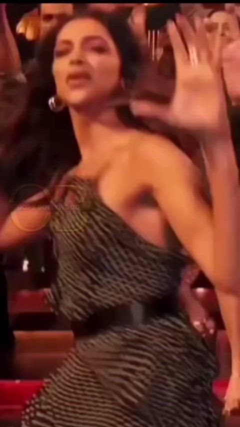 Deepika Padukone bouncy boobs. Wish they popped out