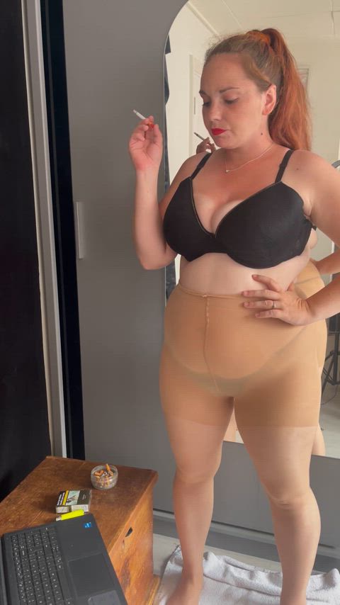 big tits onlyfans hotwife bbw pissing peeing pantyhose smoking tights wetting curvy-chicks