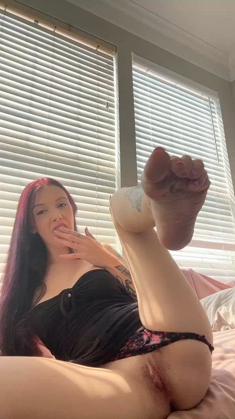 Playing with my pretty pussy with my toes up in the air 💗😇 Cum see more on