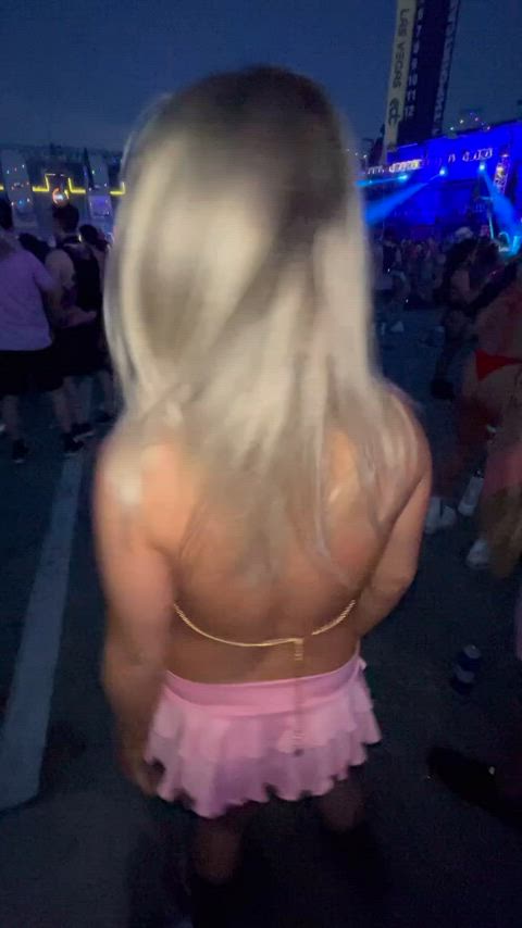 Shaking ass at EDC