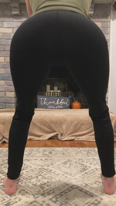 How a my 33y/o MILF squats look in these leggings
