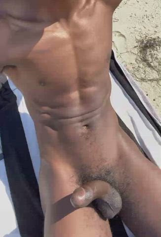 21M, would you join me on the beach?