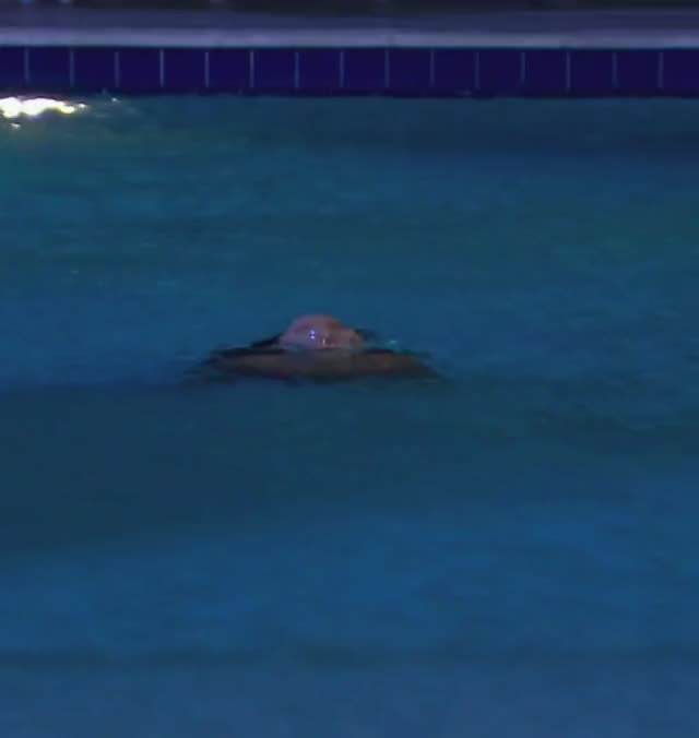 Daniela Navarro - Marido en alquiler - bikini pool scene