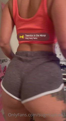 Booty MILF Twerking clip