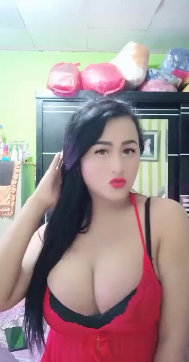 Cleavage Teasing clip