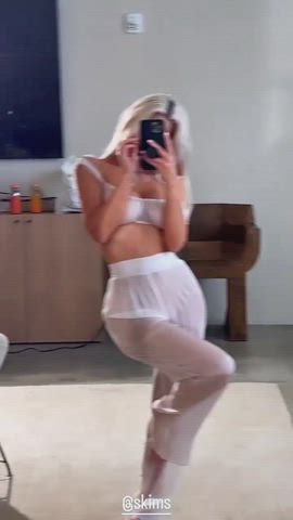 Blonde Kim Kardashian MILF clip