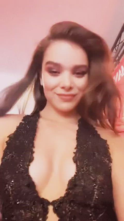 brunette cleavage hailee steinfeld clip