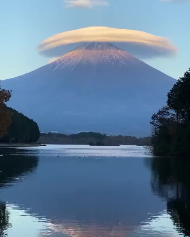 Lenticular cloud over mount Fuji in Japan ??