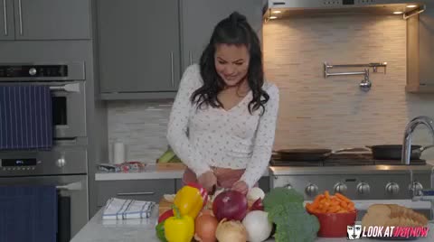Super cute vlogger Kendra Spade likes big onions