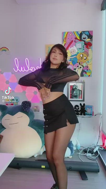 Neekolul looking cute and with a nice little butt wiggle
