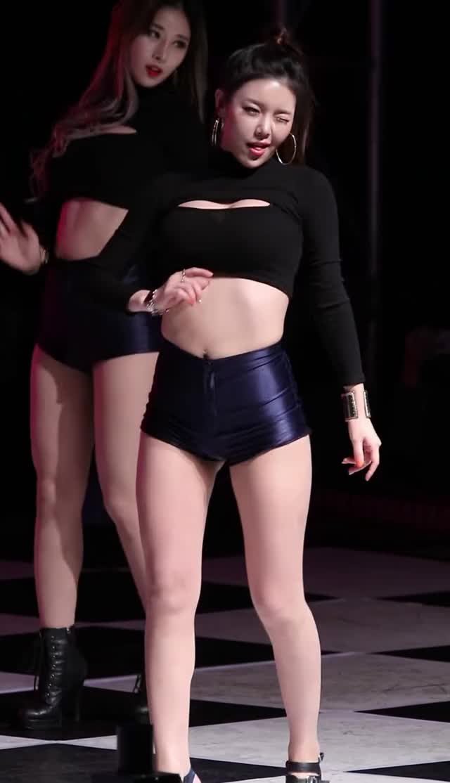 Laysha - Hyeri Sexy AF Lifting her Shirt Nice Tits and Ass
