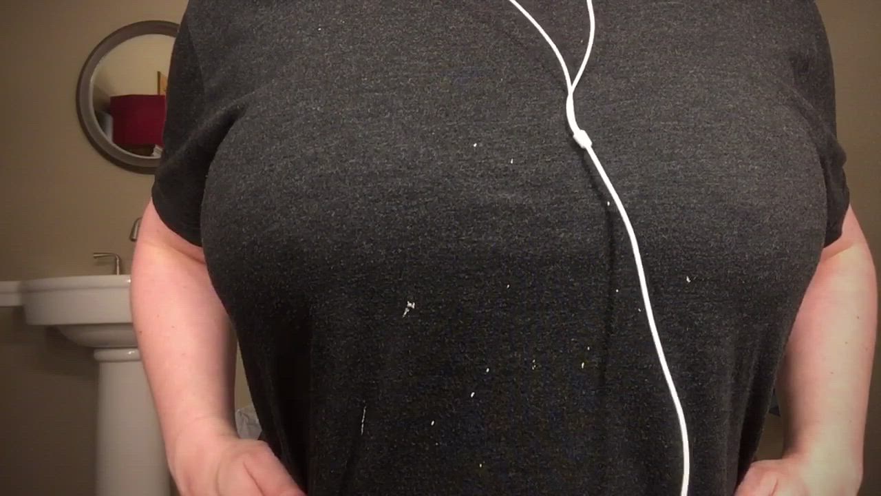 When the bass drops, the tits drop! 💋😘(F)
