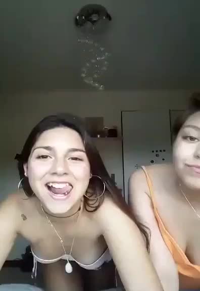 Latinas dancing on periscope