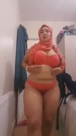 Hijab MILF Mom clip