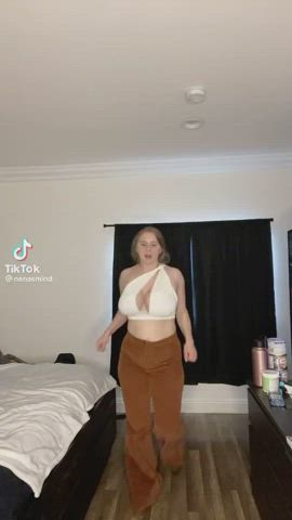 busty huge tits jiggling clip