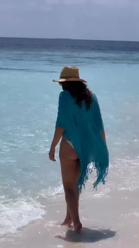 actress ass big tits bikini celebrity cleavage elizabeth hurley legs natural tits