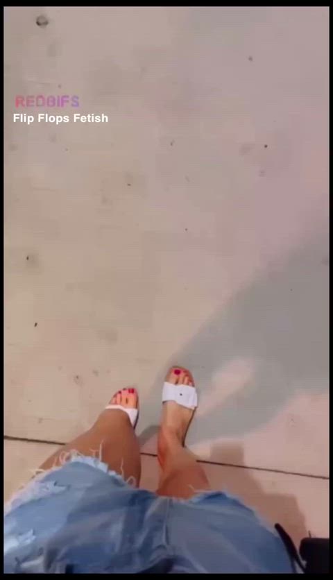 feet feet fetish latina legs long legs nails polish sandals toes walking flip-flops-fetish