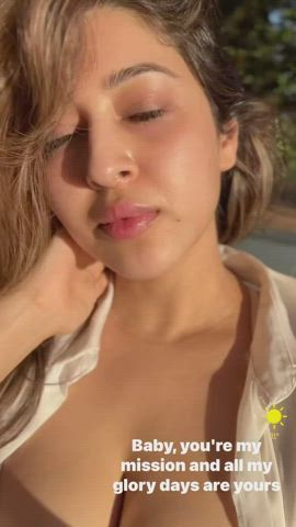 Sonarika Bhadoria cleavage and navel show