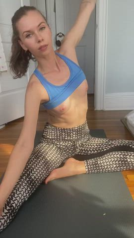 manyvids natural tits onlyfans stretching tits yoga yoga pants clip