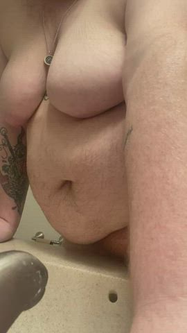 Love how my tdick hangs out when I piss in the sink 😍