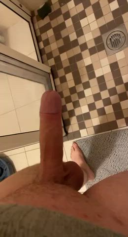 Stopped mid jerk off to piss and jerked while peeing