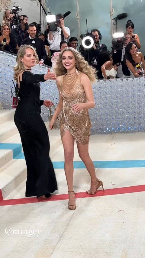 amanda seyfried blonde celebrity dress legs clip