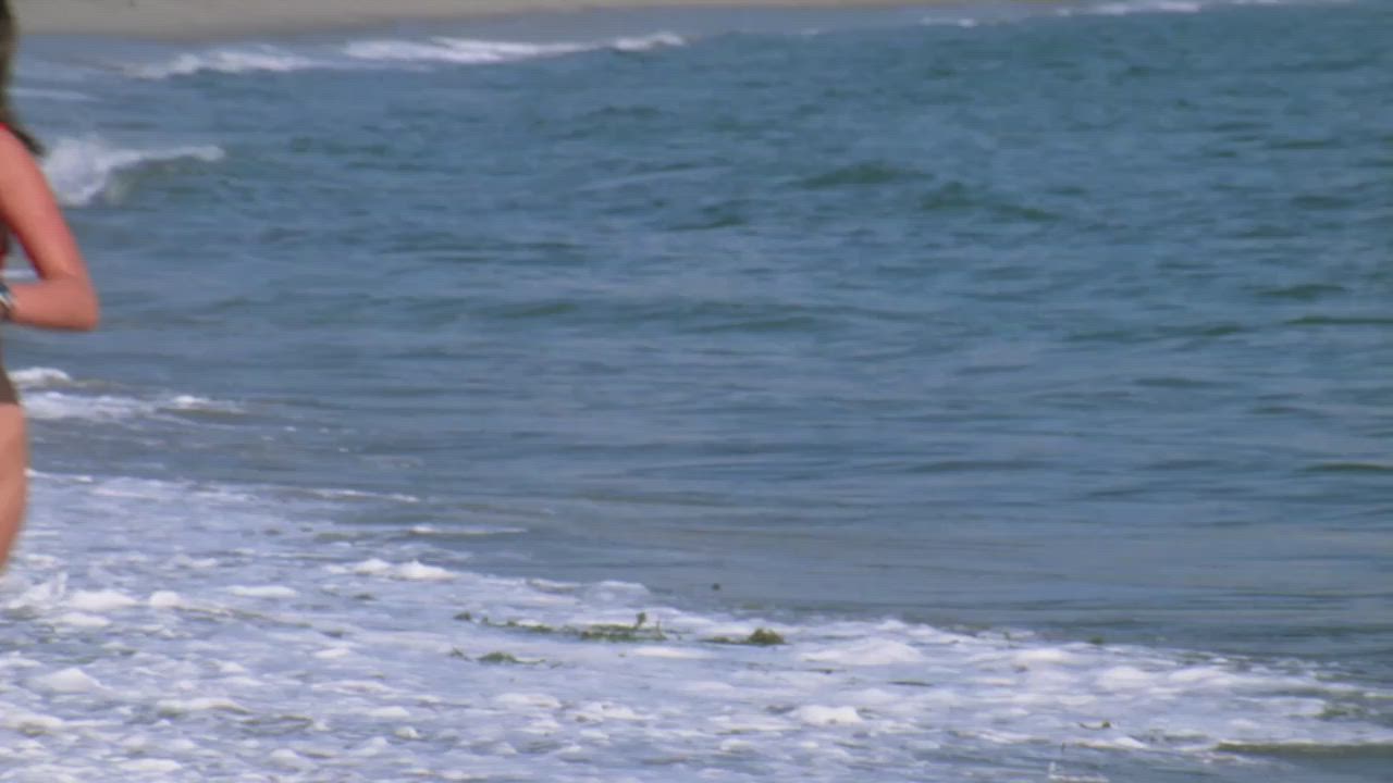 Yasmine Bleeth running on Baywatch (1990s)