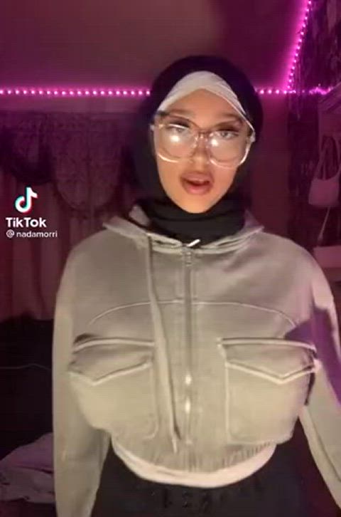 arab big tits huge tits clip