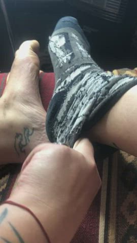 I want to masturbate with my dirty feet! You're going to get so hard when I pass