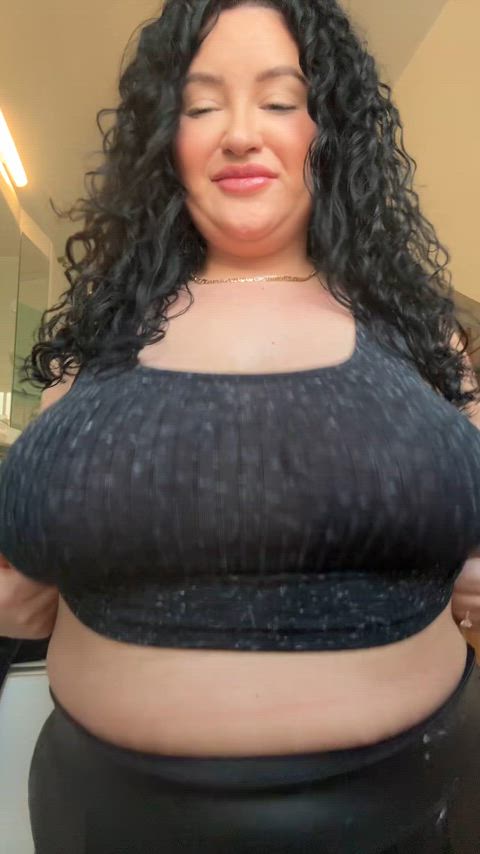 i love revealing my tits to strangers 🥰