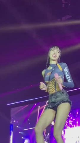 Lisa sexy little dance move 😵‍💫