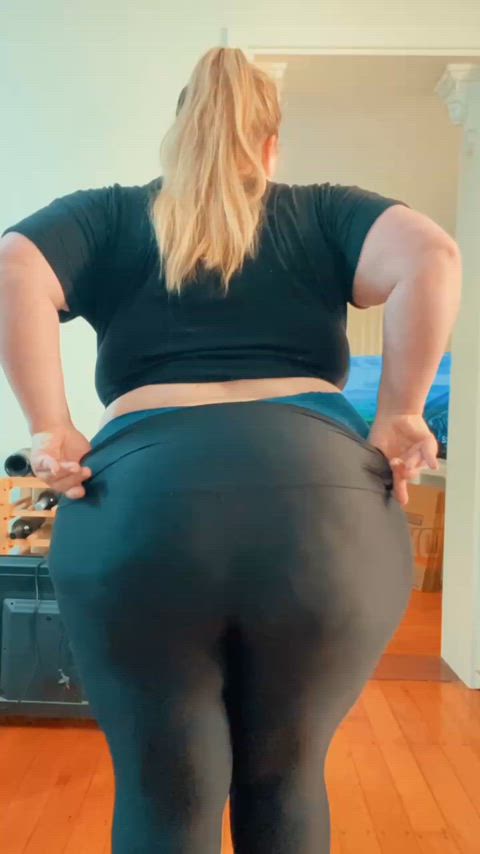 This ass needs to be let out of these leggings 🥵