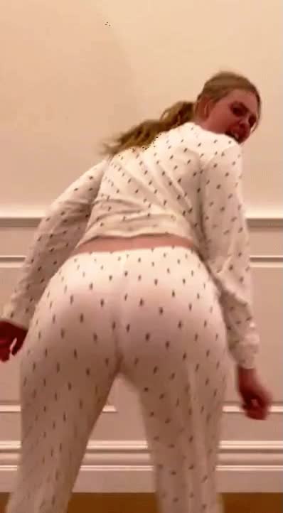 Elle Fanning ass and tongue action