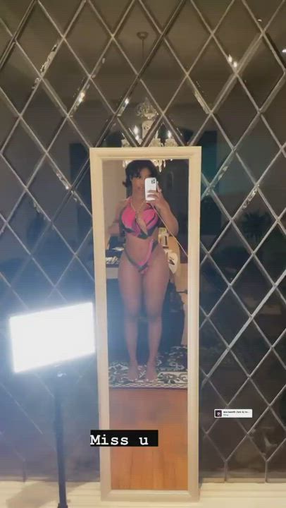 SZA looking good in a bikini 🔥🔥