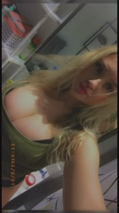 Pretty blonde reveals perfect tits, anyone know her??🥵