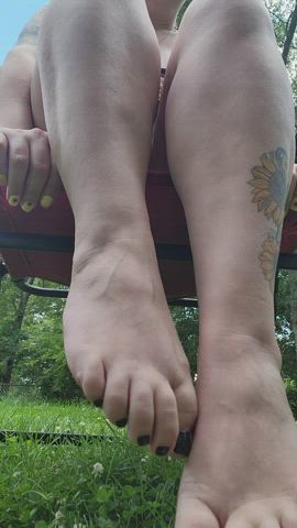 Grassy feets in my front yard 💋