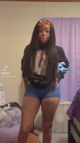 ass dancing ebony pretty shorts clip