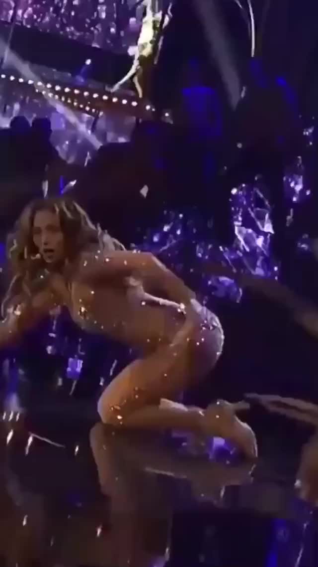 Hot Milf Jennifer Lopez twerks in tight sparkly clothes on stage