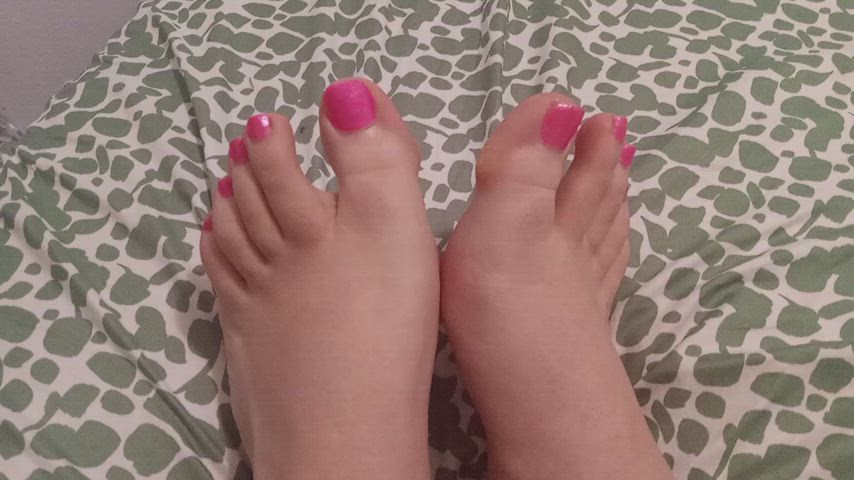 My pretty pink toes 😍