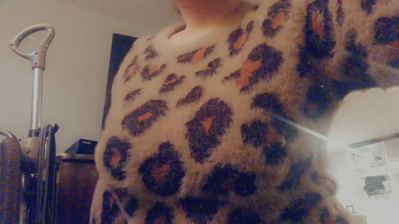 [OC] [F23] Don't let the sweater fool you! There's an hourglass behind it!