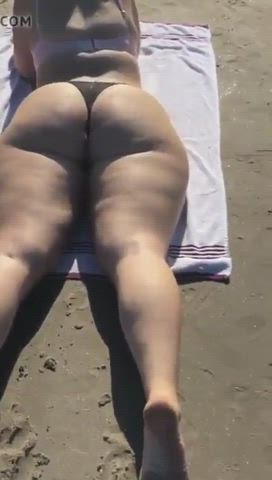 beach candid pawg thick clip