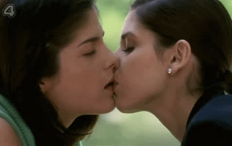 French Kissing Lesbian Sarah Michelle Gellar clip