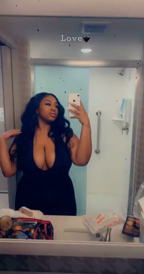 big tits cleavage ebony lips clip