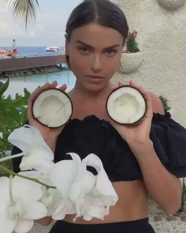 SEREBRO : Elena Temnikova - Suggestive - Showing The Inside Of A Coconut (Hint The